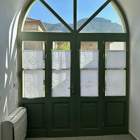 Alexander House 1 شقة ليونِذيو