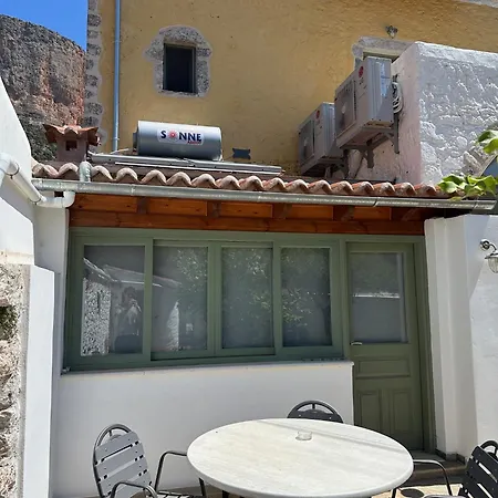 Alexander House 1 *