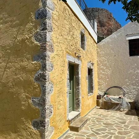 Alexander House 1 * ليونِذيو