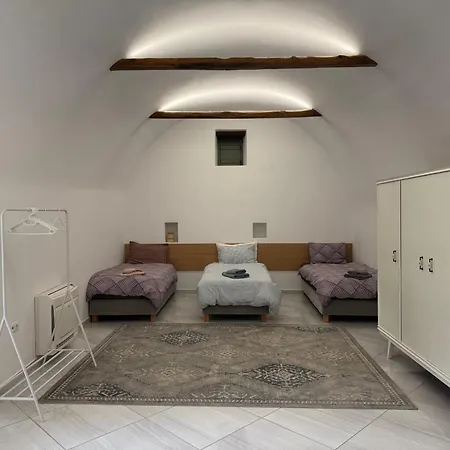Alexander House 1 לאונידיון