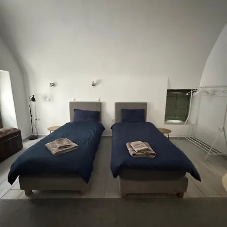 Alexander House 1 * ليونِذيو