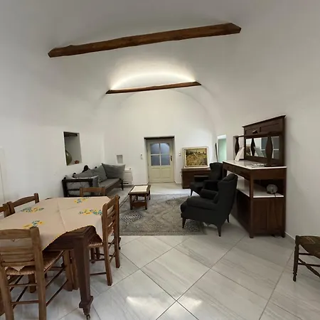 Alexander House 1 *