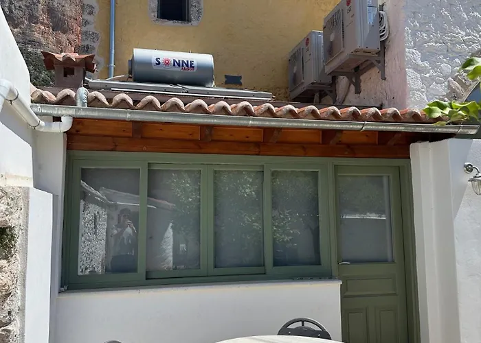 Alexander House 1 *