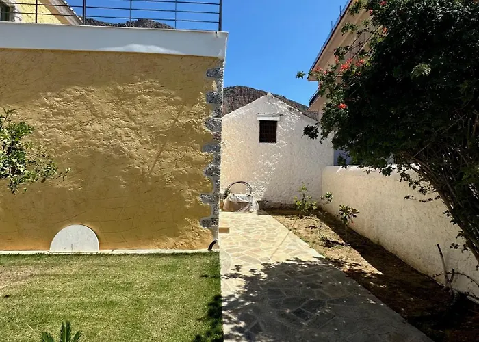 Alexander House 1 * לאונידיון