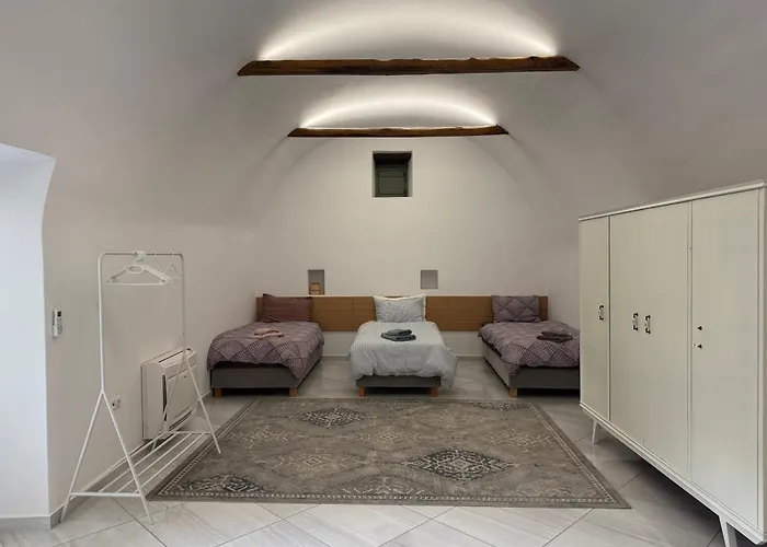 Alexander House 1 לאונידיון