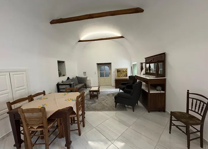 Alexander House 1 *